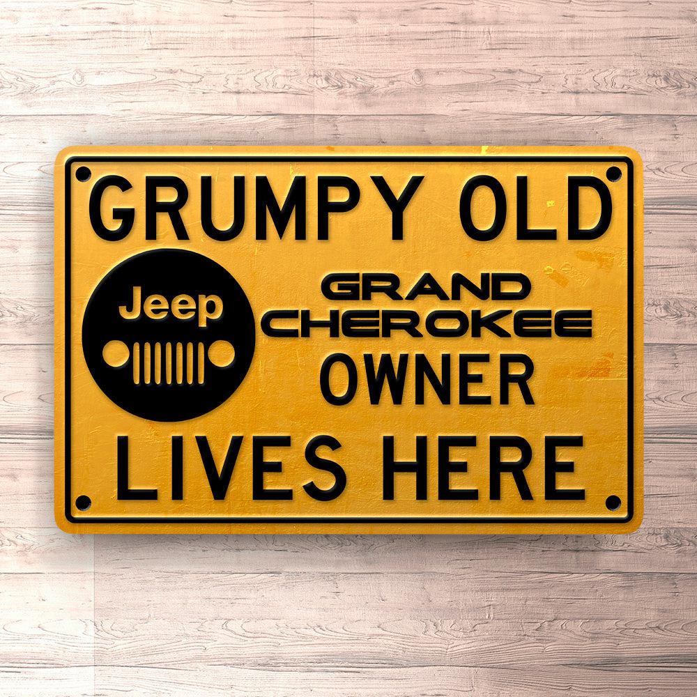 Jeep Grand Cherokee Grumpy Old Jeep Grand Cherokee Owner Lives Here Skilte, Musemåtte, Dørmåtte-Skilte-Jeep-Garage Culture Shop- garage - man cave - merchandise