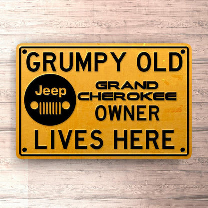 Jeep Grand Cherokee Grumpy Old Jeep Grand Cherokee Owner Lives Here Skilte, Musemåtte, Dørmåtte-Skilte-Jeep-Garage Culture Shop- garage - man cave - merchandise