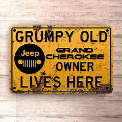 Jeep Grand Cherokee Grumpy Old Jeep Grand Cherokee Owner Lives Here Skilte, Musemåtte, Dørmåtte-Skilte-Jeep-Garage Culture Shop- garage - man cave - merchandise
