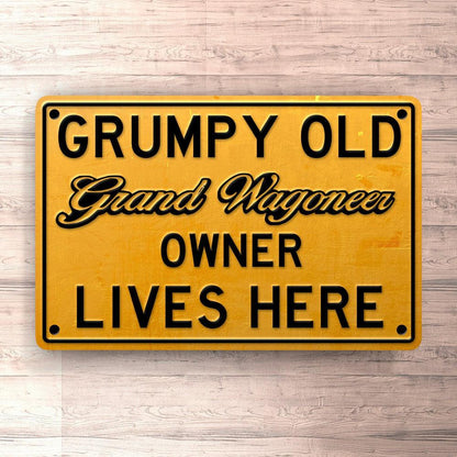 Jeep Grand Wagoneer Grumpy Old Jeep Grand Wagoneer Owner Lives Here Skilte, Musemåtte, Dørmåtte , Plakat-Skilte-Jeep-Garage Culture Shop- garage - man cave - merchandise