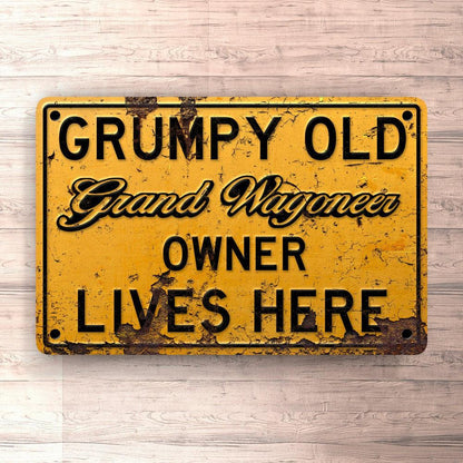 Jeep Grand Wagoneer Grumpy Old Jeep Grand Wagoneer Owner Lives Here Skilte, Musemåtte, Dørmåtte , Plakat-Skilte-Jeep-Garage Culture Shop- garage - man cave - merchandise