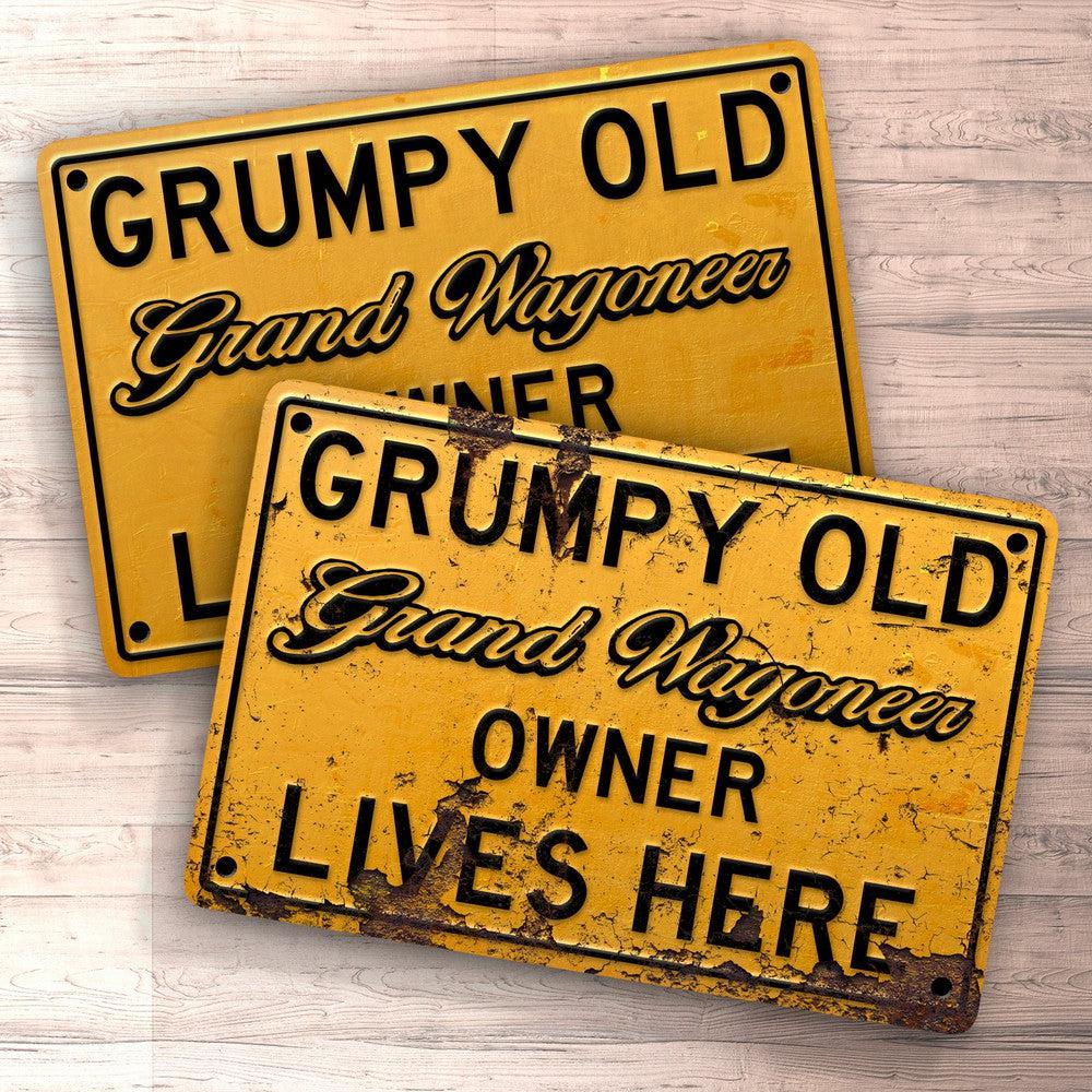 Jeep Grand Wagoneer Grumpy Old Jeep Grand Wagoneer Owner Lives Here Skilte, Musemåtte, Dørmåtte , Plakat-Skilte-Jeep-Garage Culture Shop- garage - man cave - merchandise