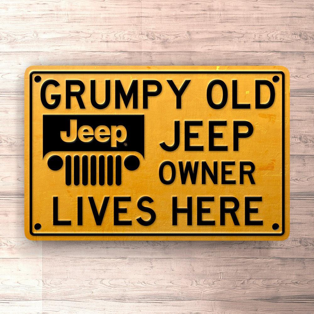 Jeep Grumpy Old Jeep Owner Lives Here Skilte, Musemåtte, Dørmåtte , Plakat-Skilte-Jeep-Garage Culture Shop- garage - man cave - merchandise