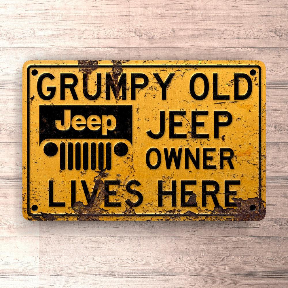 Jeep Grumpy Old Jeep Owner Lives Here Skilte, Musemåtte, Dørmåtte , Plakat-Skilte-Jeep-Garage Culture Shop- garage - man cave - merchandise