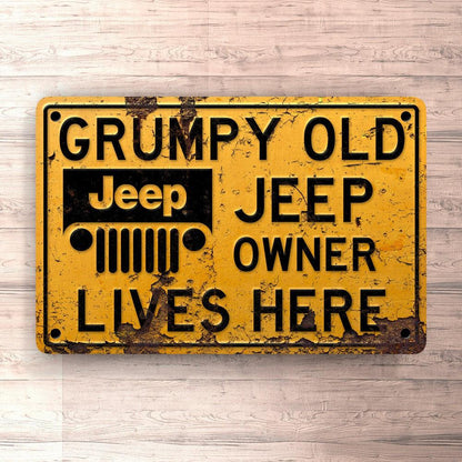 Jeep Grumpy Old Jeep Owner Lives Here Skilte, Musemåtte, Dørmåtte , Plakat-Skilte-Jeep-Garage Culture Shop- garage - man cave - merchandise