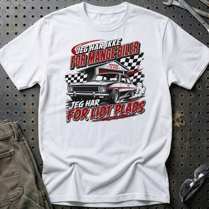 Jeg Har Ikke For Mange Biler – Jeg Har For Lidt Plads Unisex T-Shirt , Bomuld-Beklædning-Garage Culture-Hvid-S-Garage Culture Shop- garage - man cave - merchandise