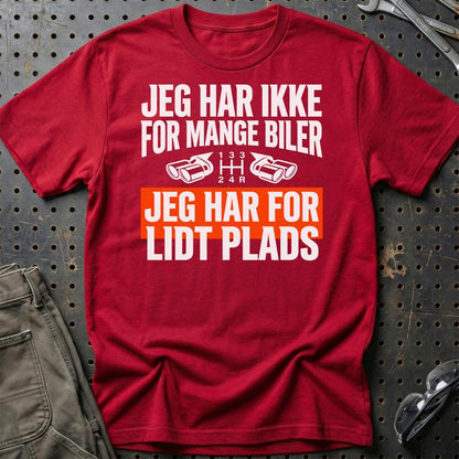 Jeg Har Ikke For Mange Biler – Jeg Har For Lidt Plads Unisex T-Shirt , Bomuld-Beklædning-Garage Culture-Rød-S-Garage Culture Shop- garage - man cave - merchandise