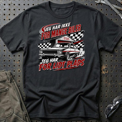 Jeg Har Ikke For Mange Biler – Jeg Har For Lidt Plads Unisex T-Shirt , Bomuld-Beklædning-Garage Culture-Sort-S-Garage Culture Shop- garage - man cave - merchandise
