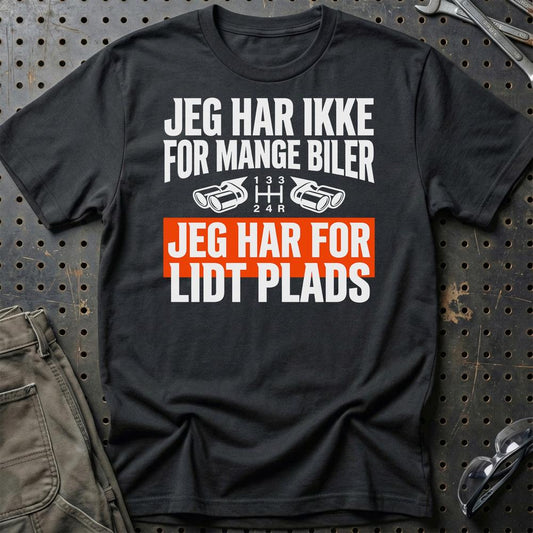 Jeg Har Ikke For Mange Biler – Jeg Har For Lidt Plads Unisex T-Shirt , Bomuld-Beklædning-Garage Culture-Sort-S-Garage Culture Shop- garage - man cave - merchandise