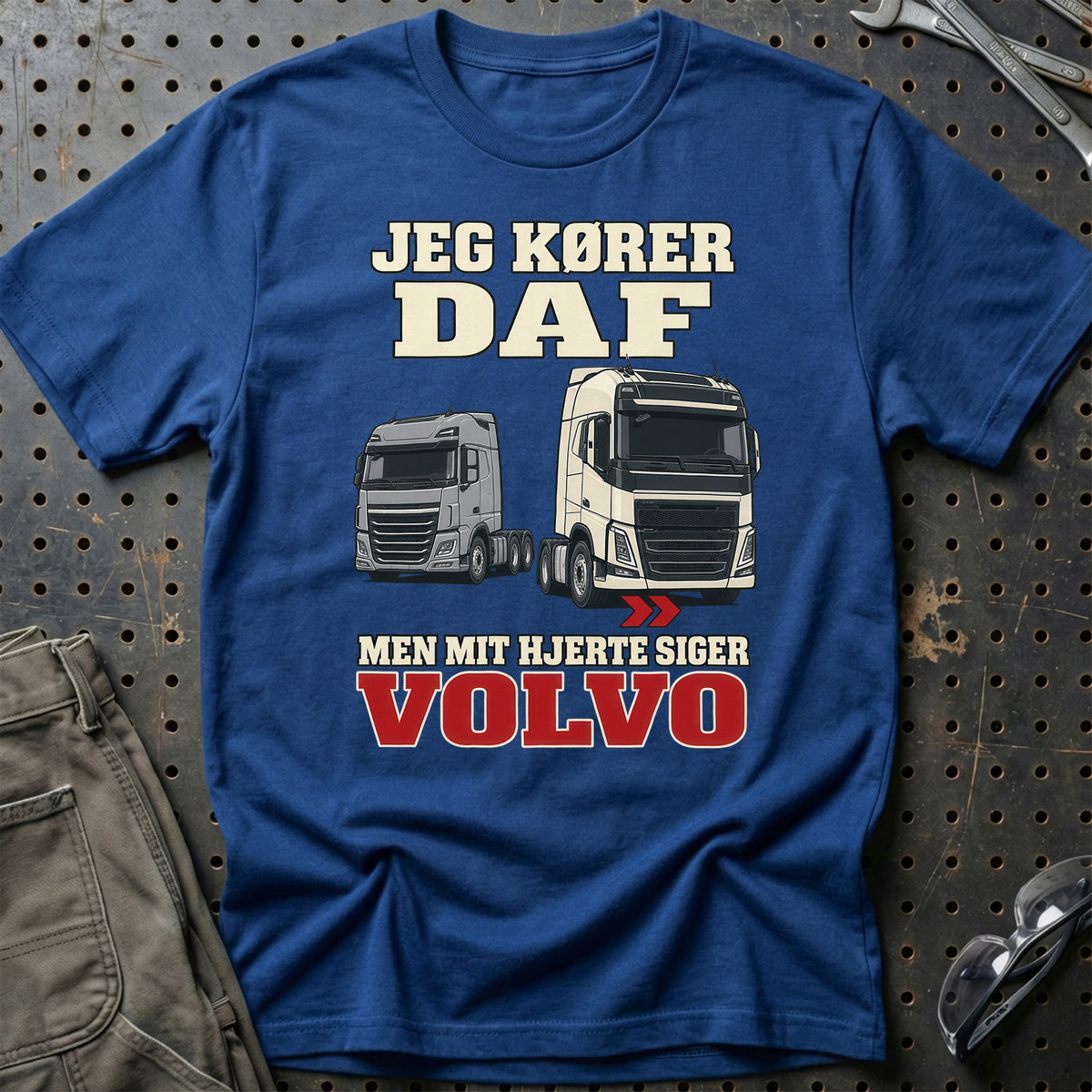 
Produktbillede af Jeg Kører DAF – Men Mit Hjerte Siger Volvo T-Shirt