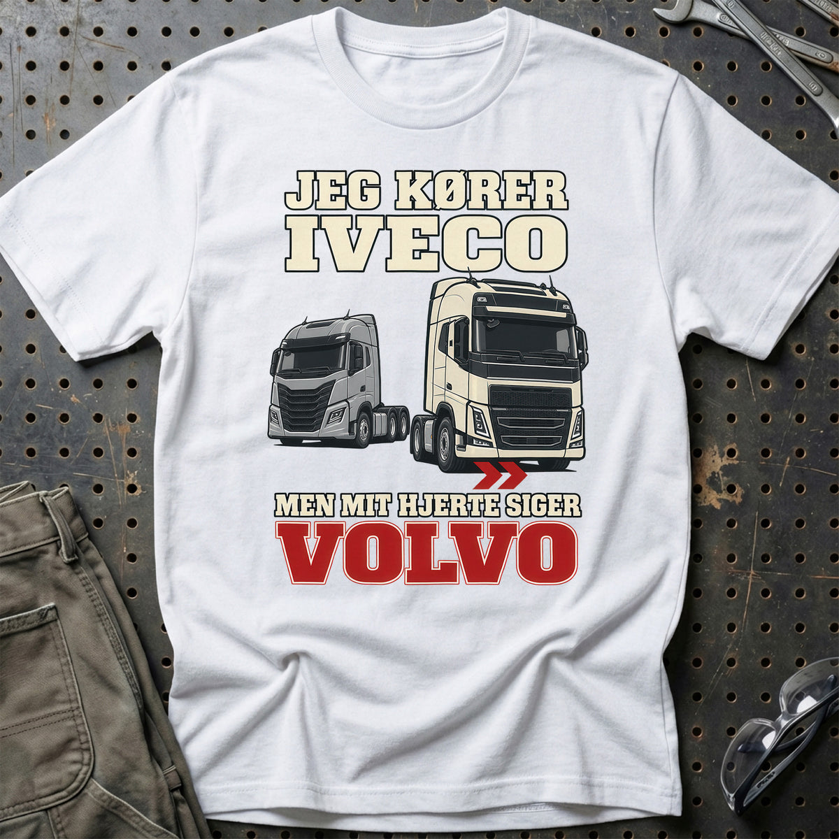 
Produktbillede af Jeg Kører IVECO – Men Mit Hjerte Siger Volvo T-Shirt