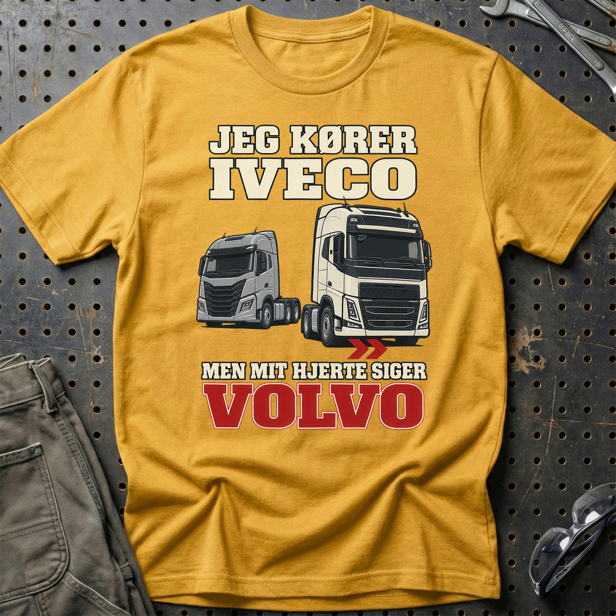 
Produktbillede af Jeg Kører IVECO – Men Mit Hjerte Siger Volvo T-Shirt