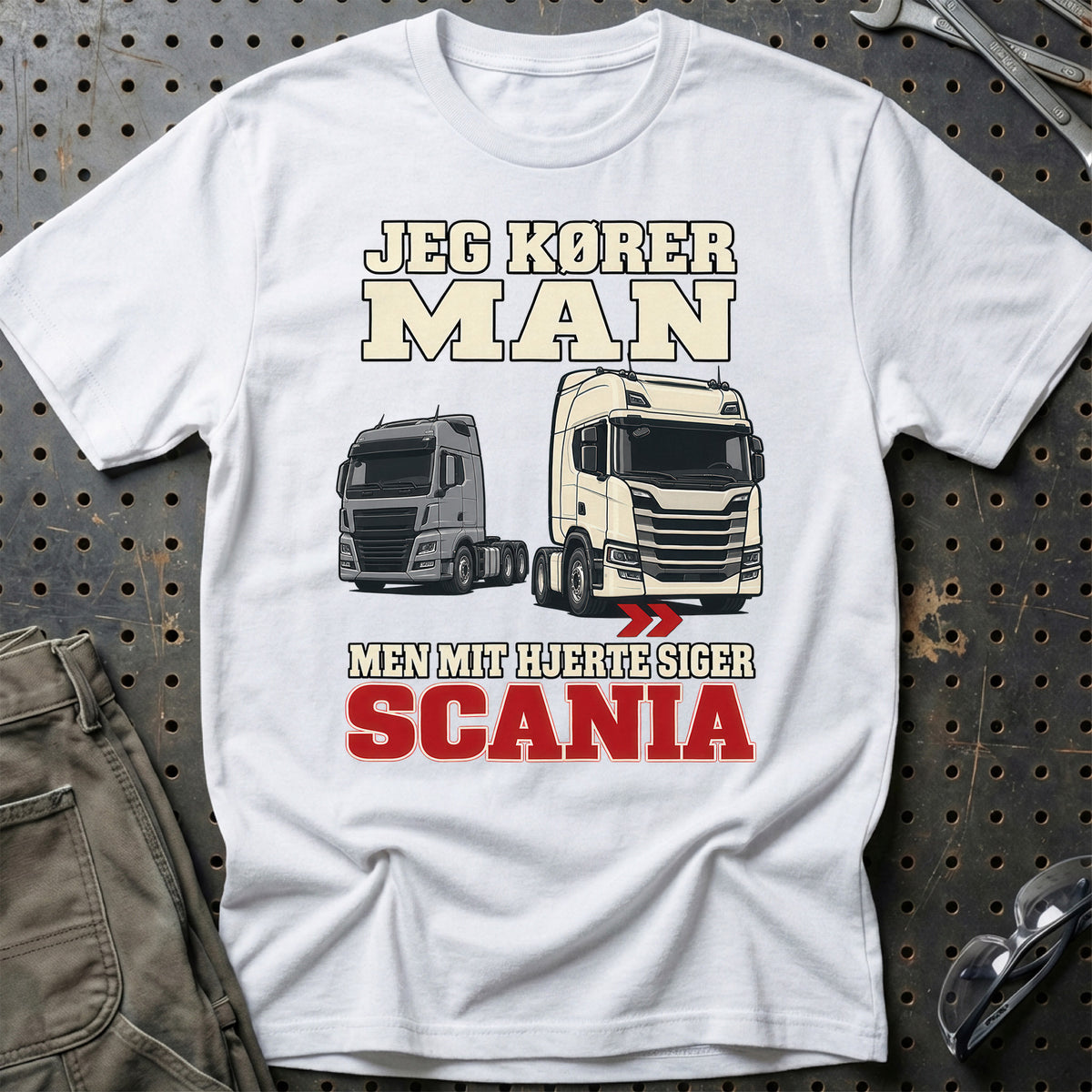 
Produktbillede af Jeg Kører MAN – Men Mit Hjerte Siger Scania T-Shirt