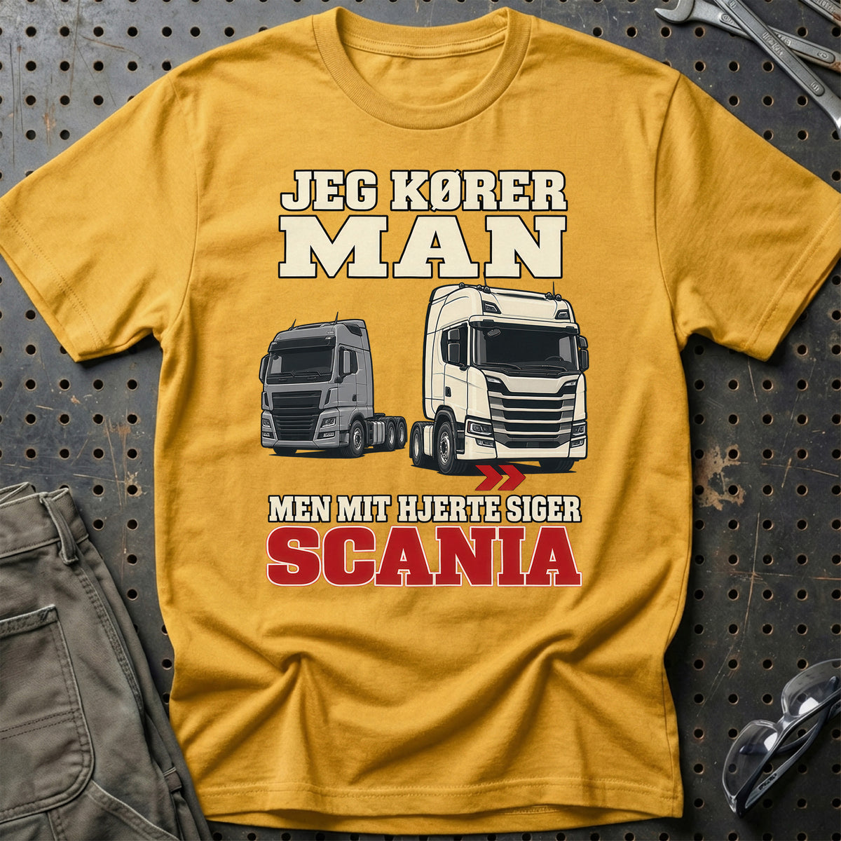 
Produktbillede af Jeg Kører MAN – Men Mit Hjerte Siger Scania T-Shirt