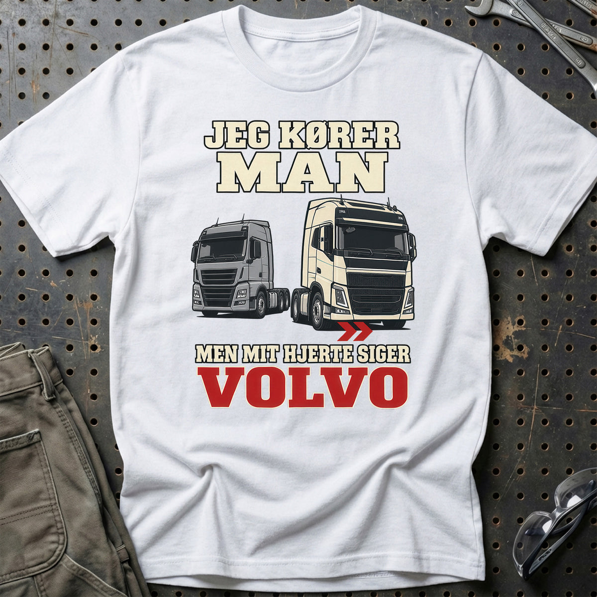 
Produktbillede af Jeg Kører MAN – Men Mit Hjerte Siger Volvo T-Shirt