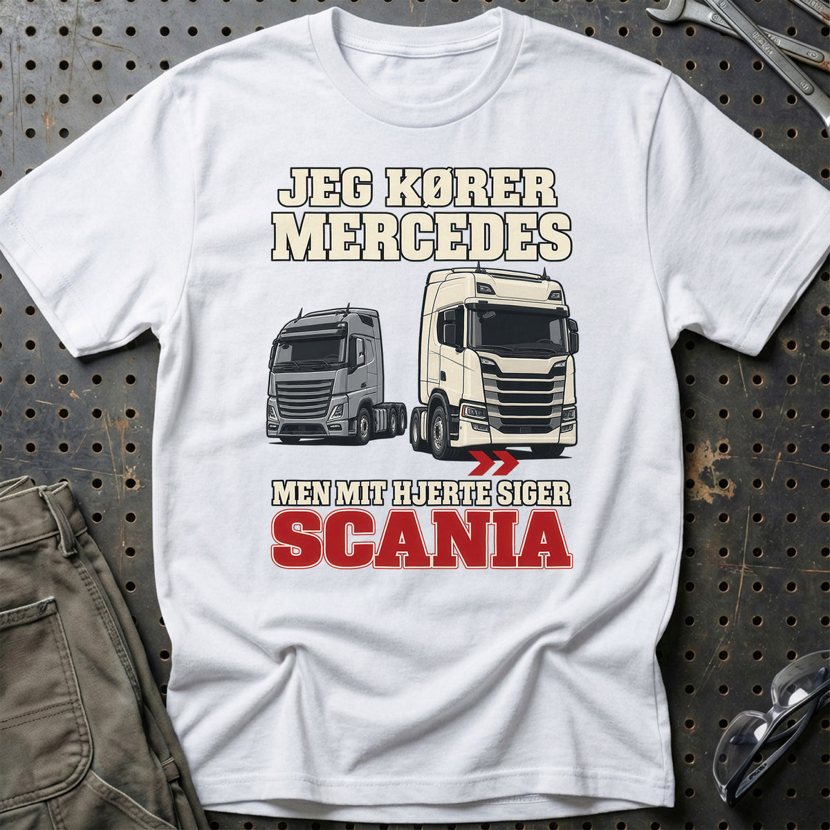 
Produktbillede af Jeg Kører Mercedes – Men Mit Hjerte Siger Scania T-Shirt