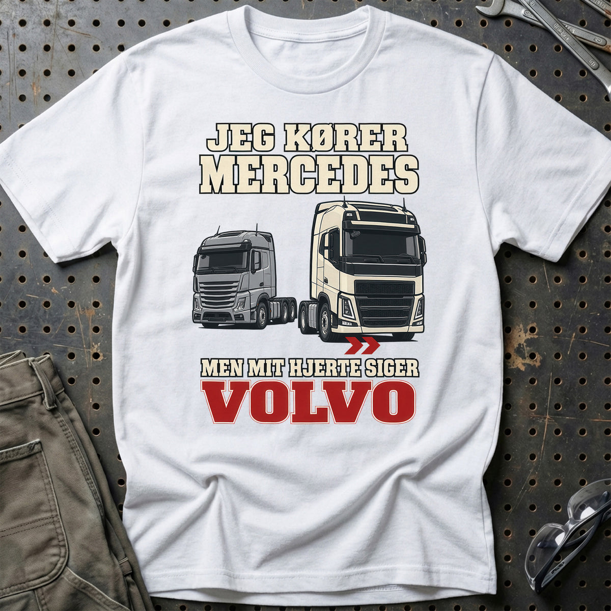 
Produktbillede af Jeg Kører Mercedes – Men Mit Hjerte Siger Volvo T-Shirt
