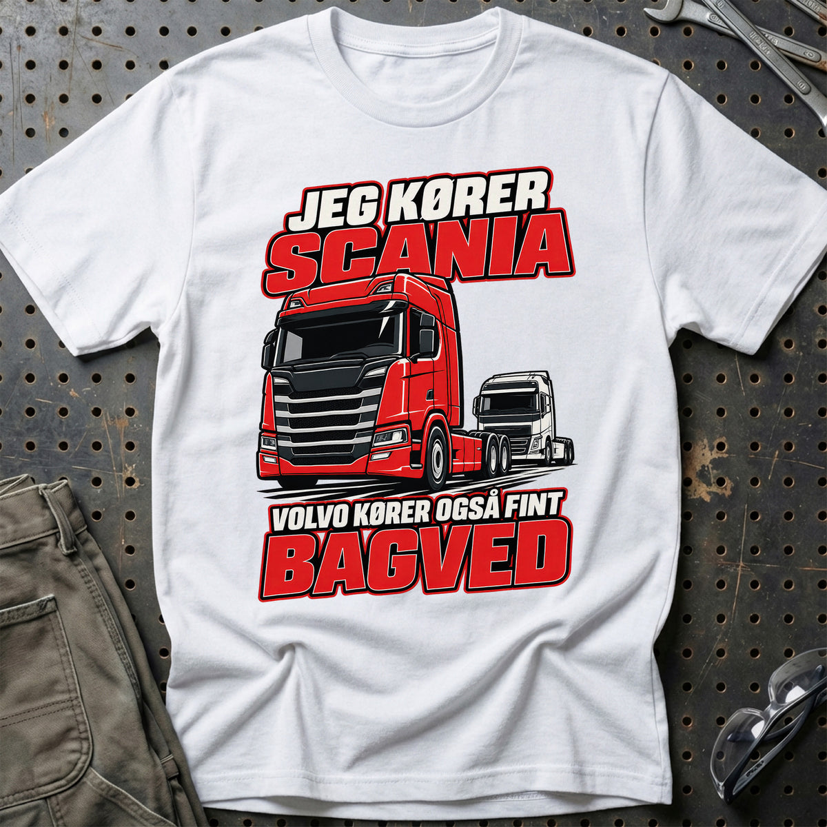 
Produktbillede af Jeg Kører Scania – Volvo Kører Også Fint – Bagved T-Shirt