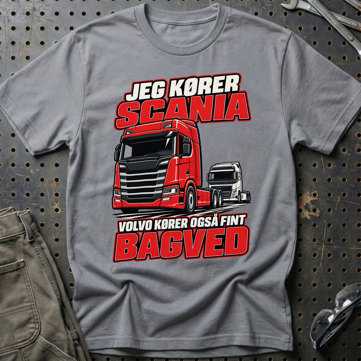
Produktbillede af Jeg Kører Scania – Volvo Kører Også Fint – Bagved T-Shirt