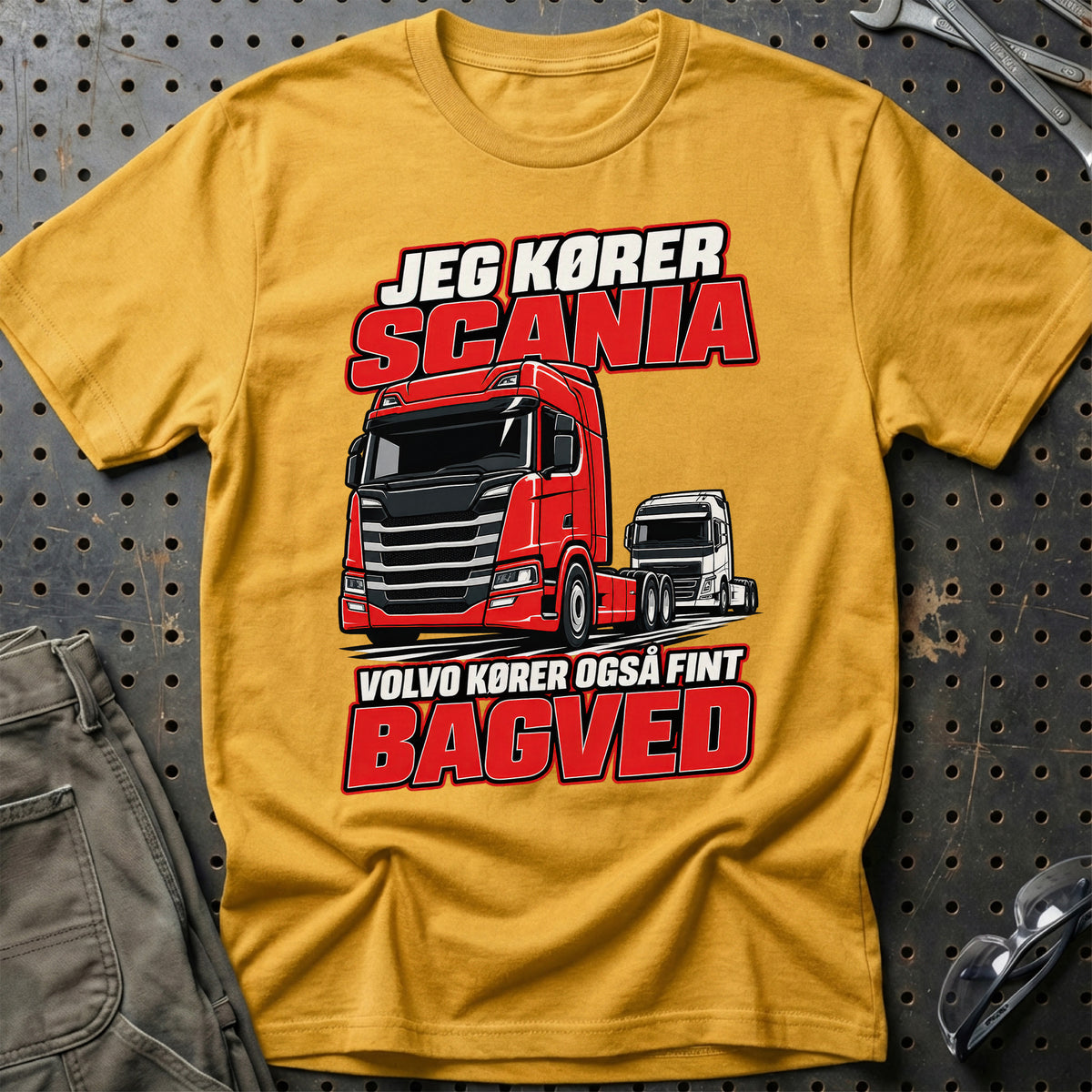 
Produktbillede af Jeg Kører Scania – Volvo Kører Også Fint – Bagved T-Shirt