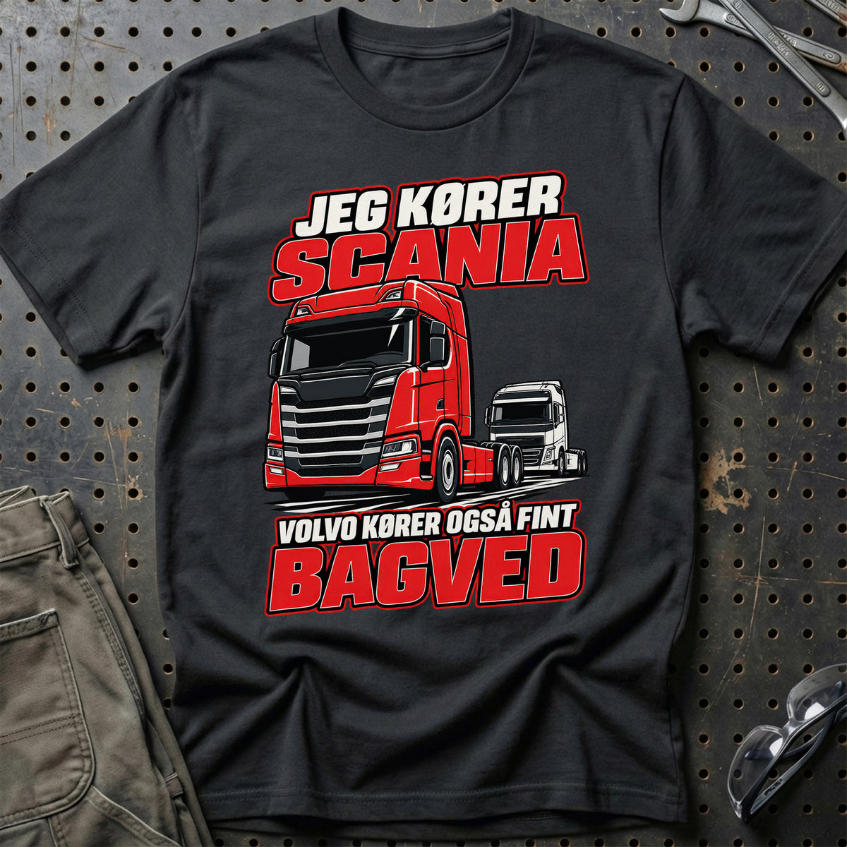
Produktbillede af Jeg Kører Scania – Volvo Kører Også Fint – Bagved T-Shirt