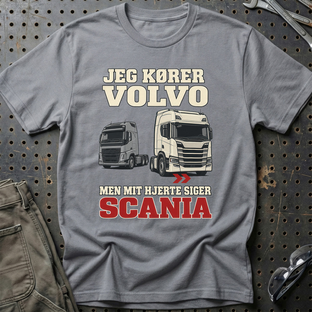 
Produktbillede af Jeg Kører Volvo – Men Mit Hjerte Siger Scania T-Shirt