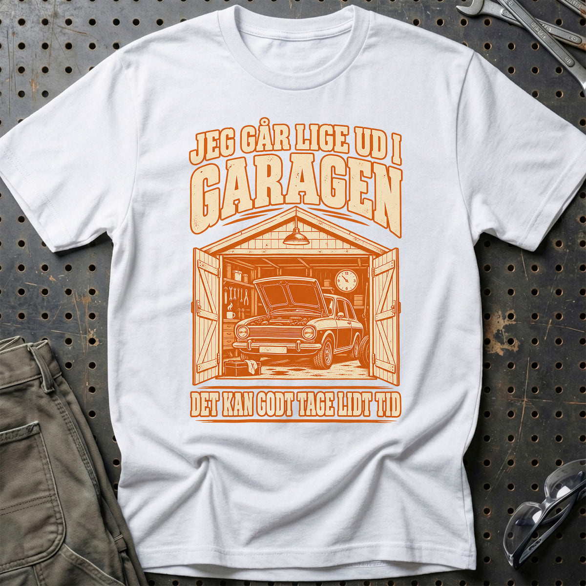 
Produktbillede af Jeg går lige ud i garagen – Det kan godt tage lidt tid T-Shirt