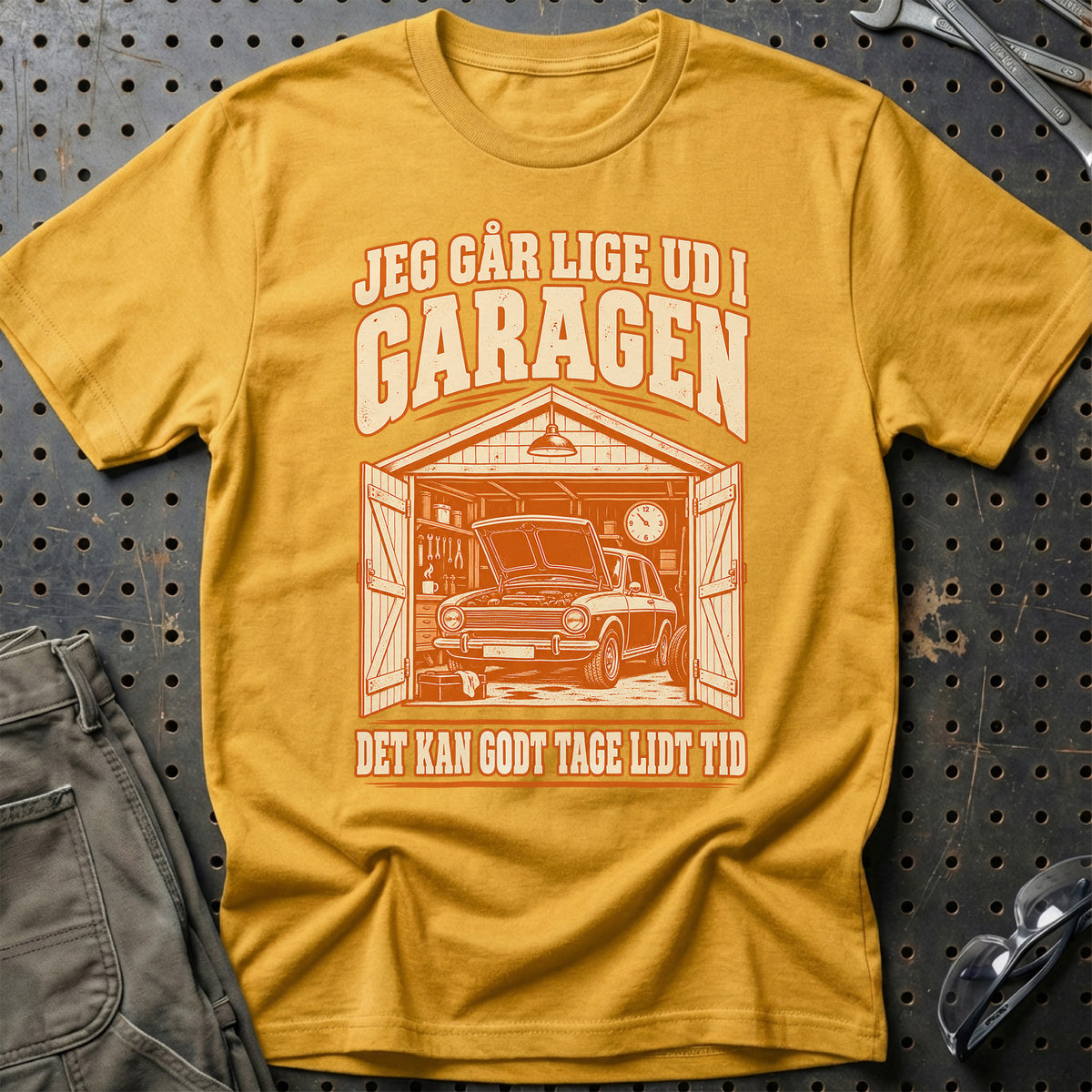 
Produktbillede af Jeg går lige ud i garagen – Det kan godt tage lidt tid T-Shirt