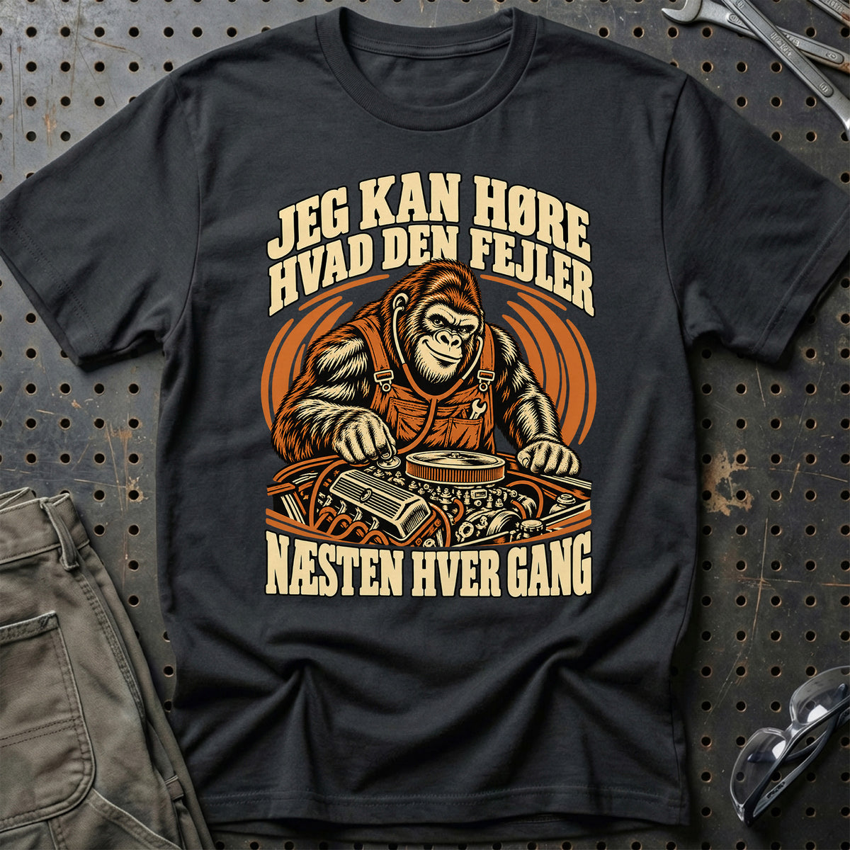 Jeg kan høre, hvad den fejler – Næsten hver gang T-Shirt-Beklædning-Garage Culture-Sort-S-Garage Culture Shop- garage - man cave - merchandise