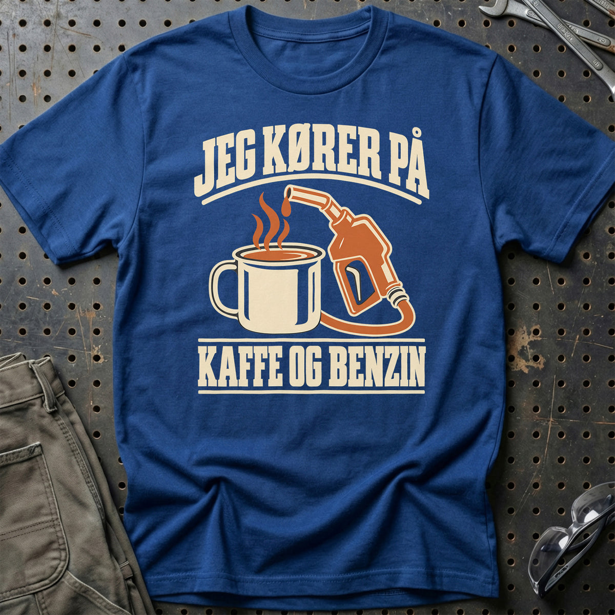 
Produktbillede af Jeg kører på kaffe og benzin T-Shirt