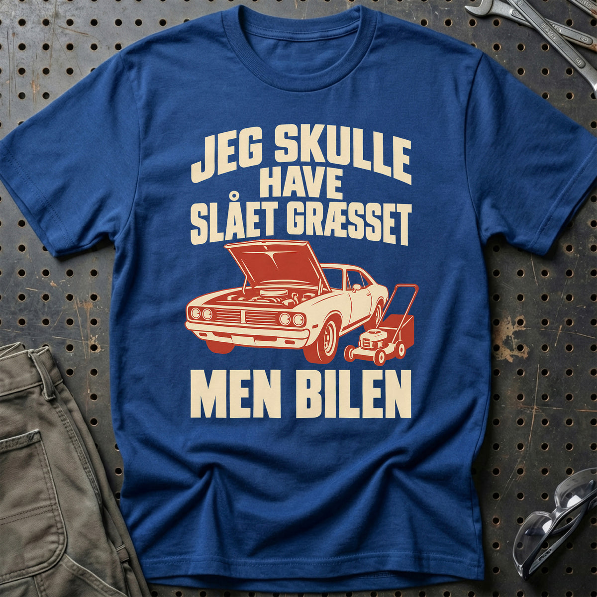 
Produktbillede af Jeg skulle have slået græsset men bilen T-Shirt