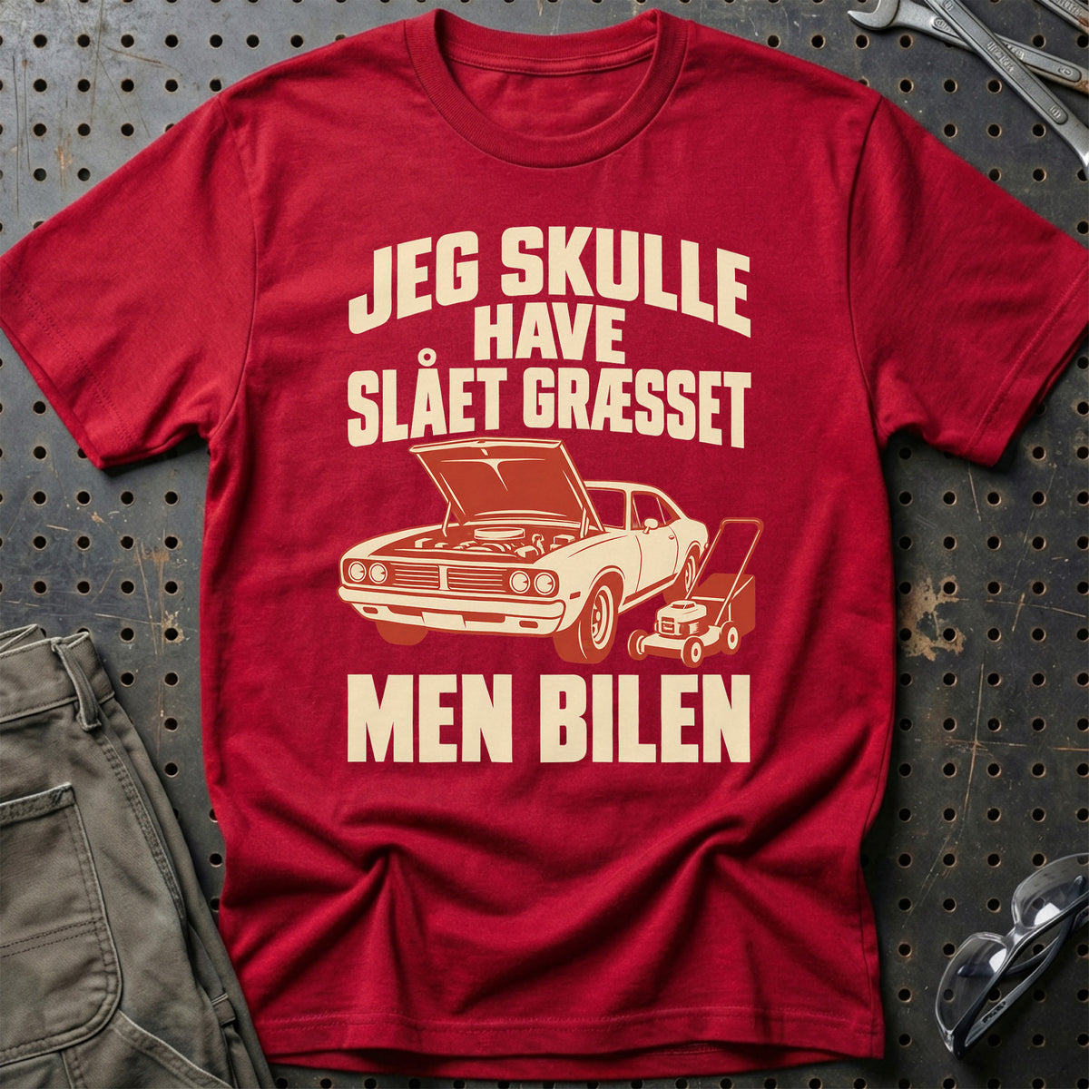 
Produktbillede af Jeg skulle have slået græsset men bilen T-Shirt