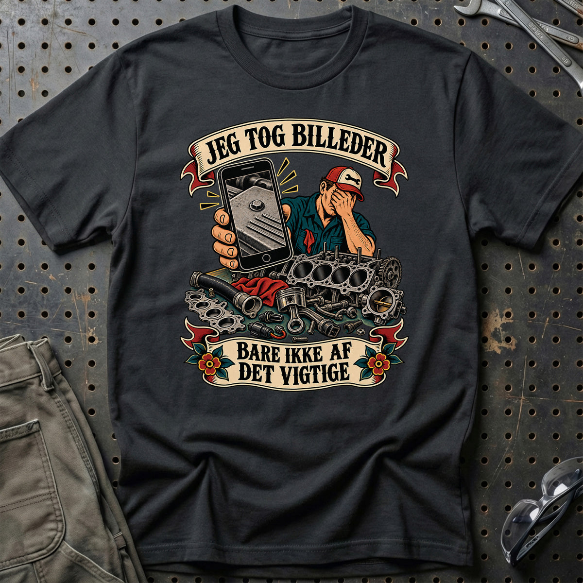 
Jeg tog billeder – Bare ikke af det vigtige – Unisex T-Shirt – Sort