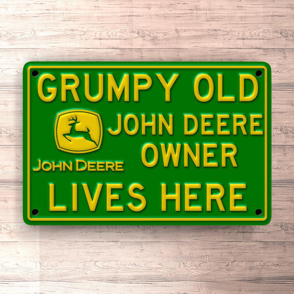 John Deere Grumpy Old John Deere Owner Lives Here Skilte, Musemåtte, Dørmåtte-Skilte-John Deere-Garage Culture Shop- garage - man cave - merchandise