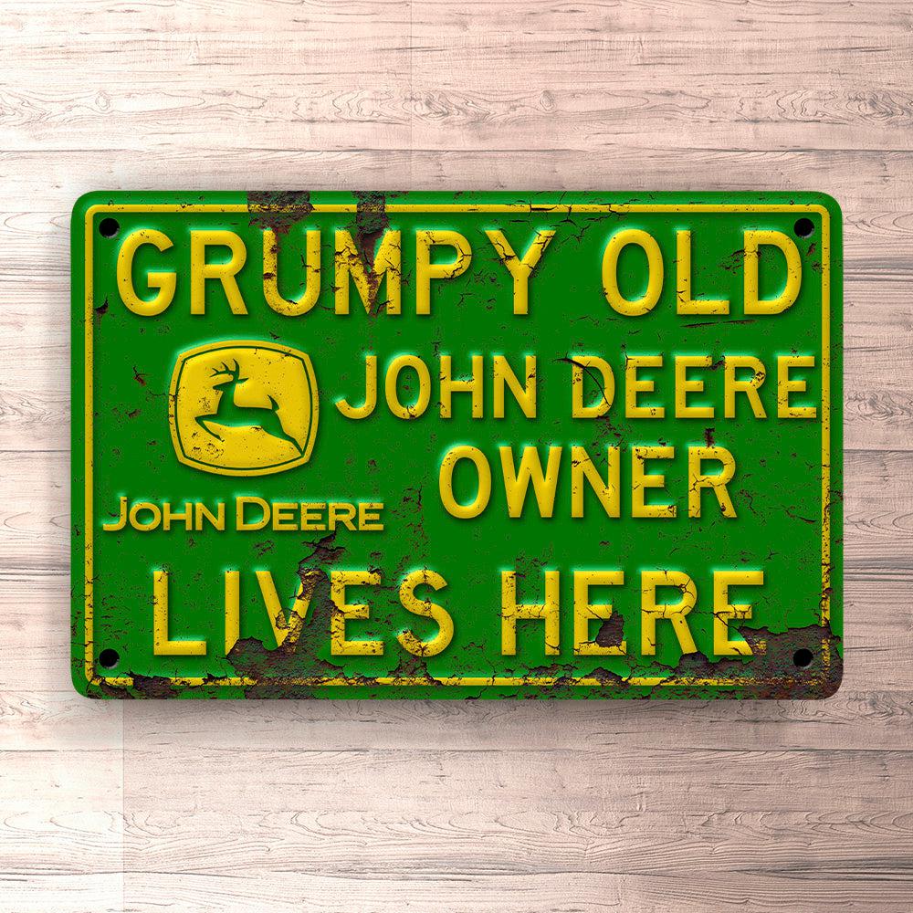 John Deere Grumpy Old John Deere Owner Lives Here Skilte, Musemåtte, Dørmåtte-Skilte-John Deere-Garage Culture Shop- garage - man cave - merchandise