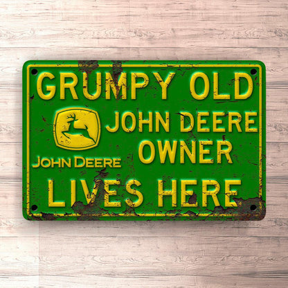 John Deere Grumpy Old John Deere Owner Lives Here Skilte, Musemåtte, Dørmåtte-Skilte-John Deere-Garage Culture Shop- garage - man cave - merchandise