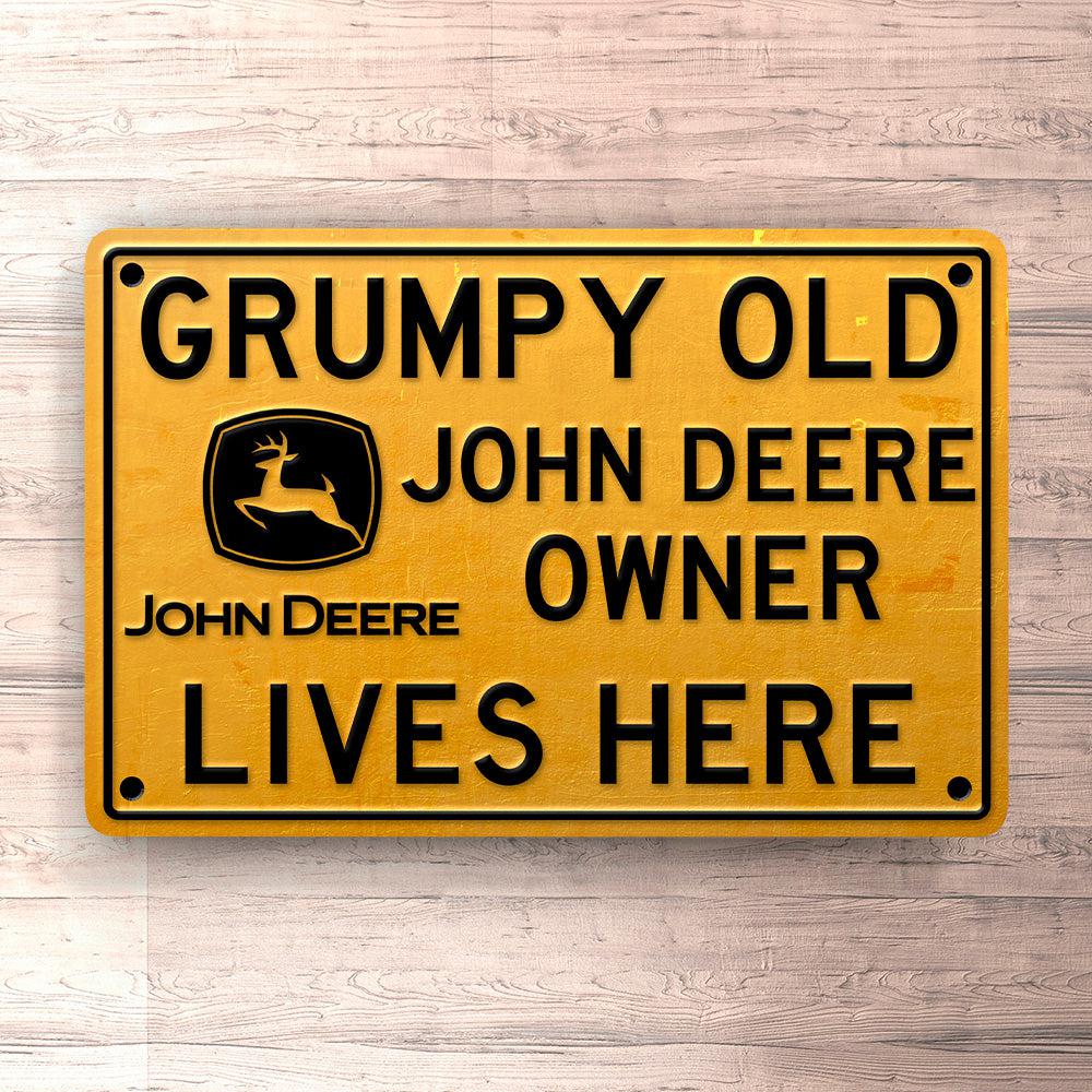 John Deere Grumpy Old John Deere Owner Lives Here Skilte, Musemåtte, Dørmåtte , Plakat-Skilte-John Deere-Garage Culture Shop- garage - man cave - merchandise