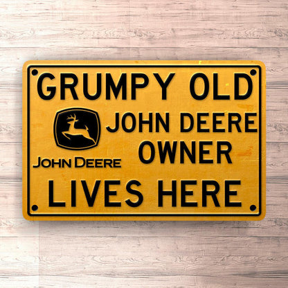 John Deere Grumpy Old John Deere Owner Lives Here Skilte, Musemåtte, Dørmåtte , Plakat-Skilte-John Deere-Garage Culture Shop- garage - man cave - merchandise