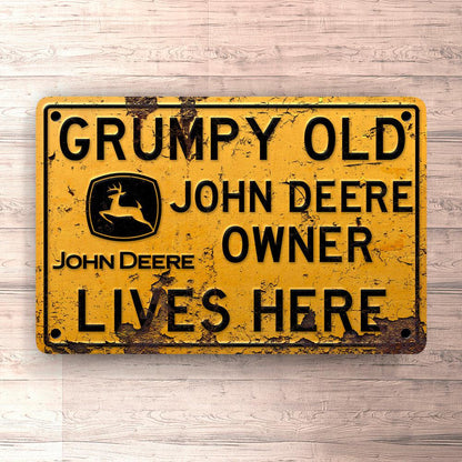 John Deere Grumpy Old John Deere Owner Lives Here Skilte, Musemåtte, Dørmåtte , Plakat-Skilte-John Deere-Garage Culture Shop- garage - man cave - merchandise