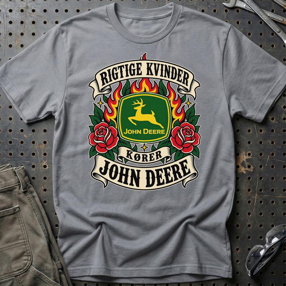 
Produktbillede af John Deere Rigtige Kvinder Kører – Roser og Flammer T-Shirt