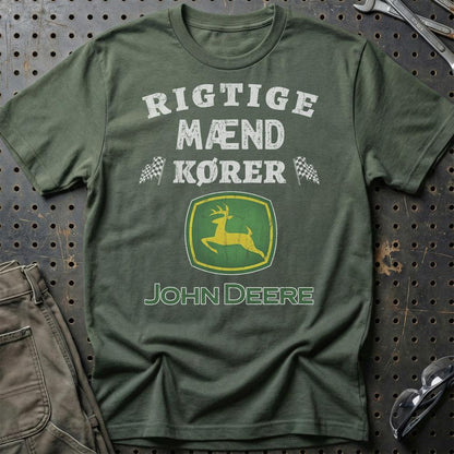 John Deere Rigtige Mænd Kører - Unisex T-Shirt , Bomuld-Beklædning-John Deere-Grøn Militær-S-Garage Culture Shop- garage - man cave - merchandise