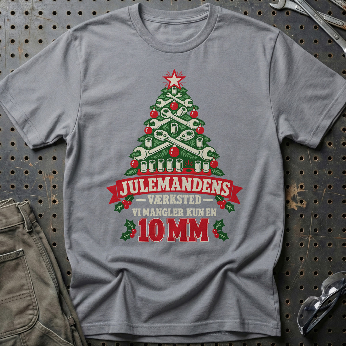 
Produktbillede af Julemandens Værksted – Vi Mangler Kun En 10 MM T-Shirt