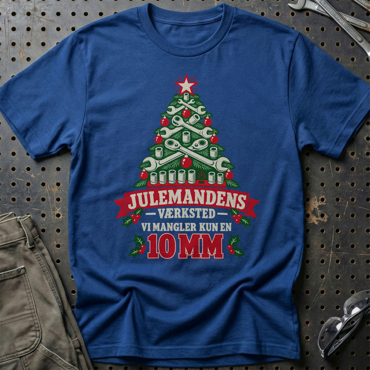 
Produktbillede af Julemandens Værksted – Vi Mangler Kun En 10 MM T-Shirt
