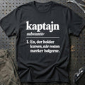 
Kaptajn – Definition T-Shirt – Sort