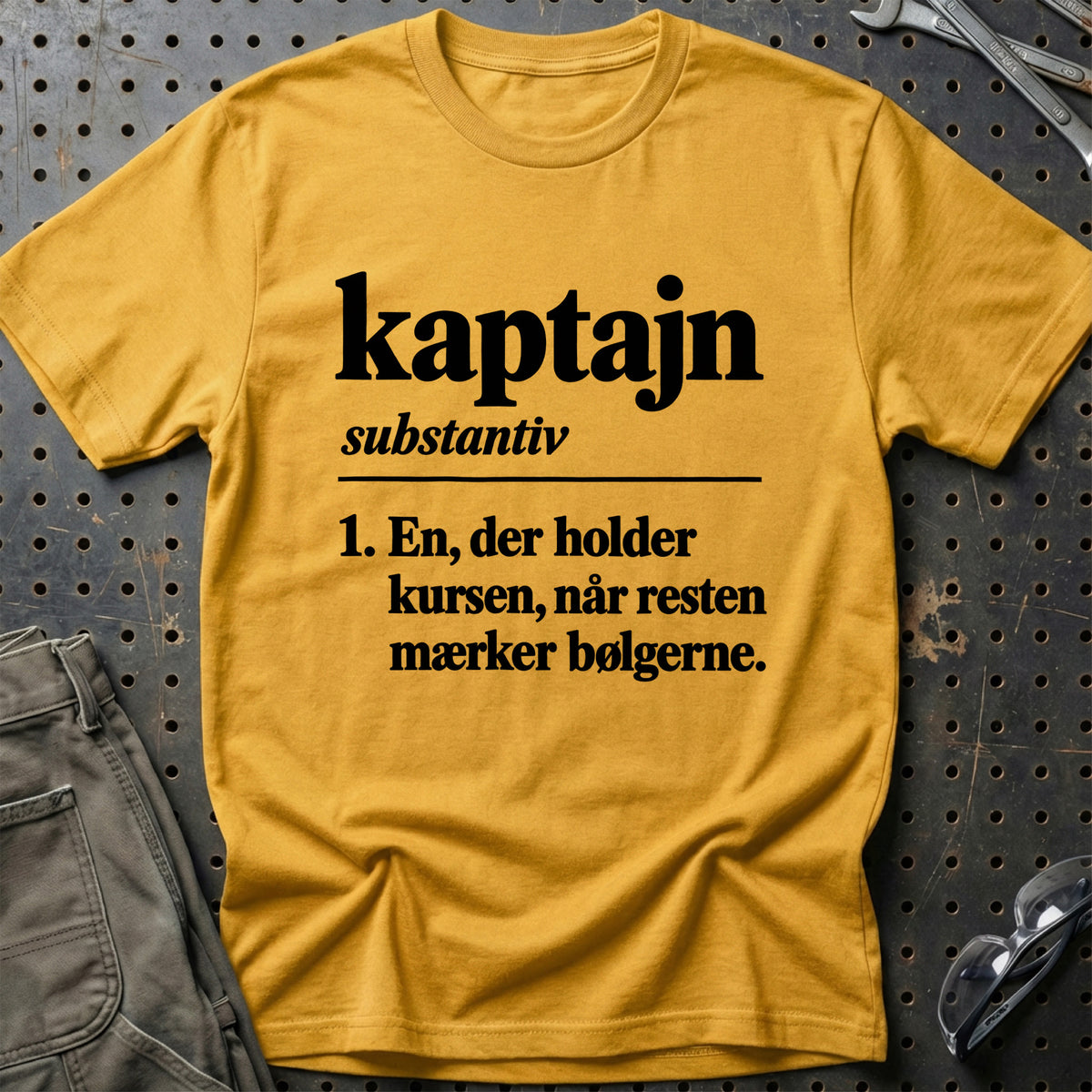 
Kaptajn – Definition T-Shirt – Guld