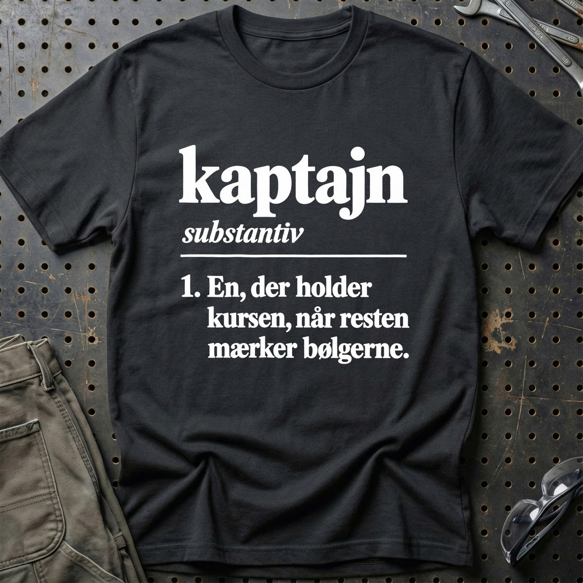 
Kaptajn – Definition T-Shirt – Sort