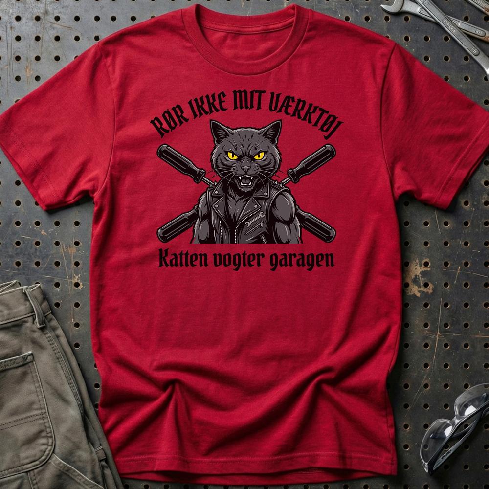 Katten Vogter Garagen T-Shirt-Beklædning-Garage Culture-Rød-S-Garage Culture Shop- garage - man cave - merchandise