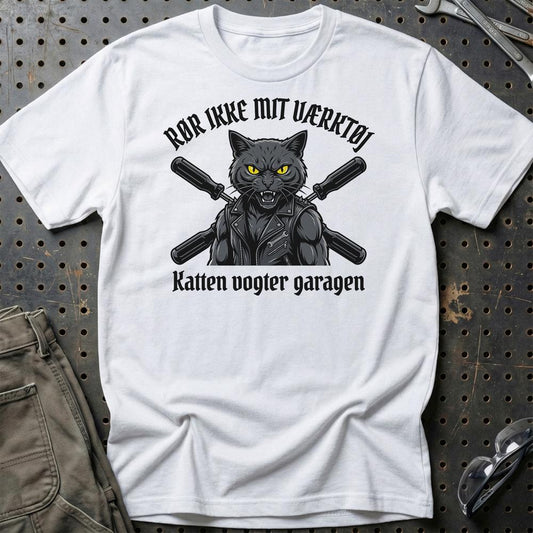 Katten Vogter Garagen - Unisex T-Shirt , Bomuld-Beklædning-Garage Culture-Hvid-S-Garage Culture Shop- garage - man cave - merchandise