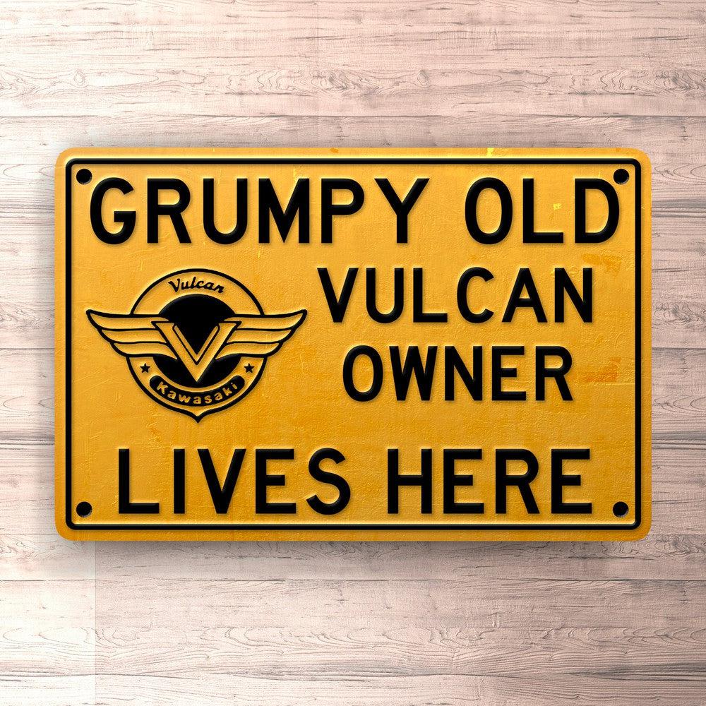 Kawasaki Grumpy Old Kawasaki Vulcan Owner Lives Here Skilte, Musemåtte, Dørmåtte , Plakat-Skilte-Kawasaki-Garage Culture Shop- garage - man cave - merchandise