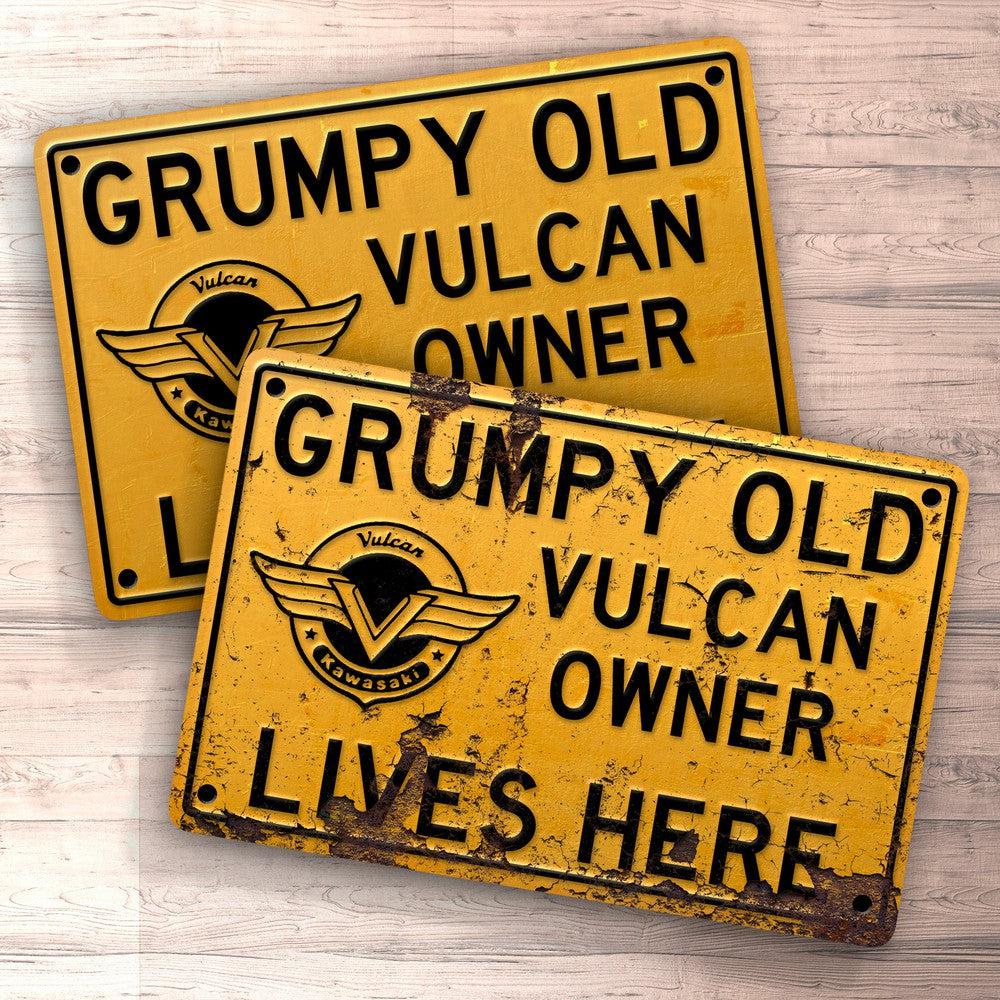 Kawasaki Grumpy Old Kawasaki Vulcan Owner Lives Here Skilte, Musemåtte, Dørmåtte , Plakat-Skilte-Kawasaki-Garage Culture Shop- garage - man cave - merchandise